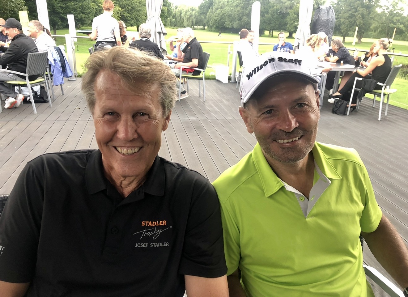 Farbe: Täuber (r.) mit Golf-Kumpel und Ex-Ingolstadt-Profi Sepp Stadler.