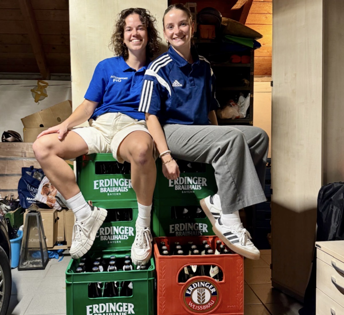 Kristina Spitzer und Milena Kadach auf Bierkästen