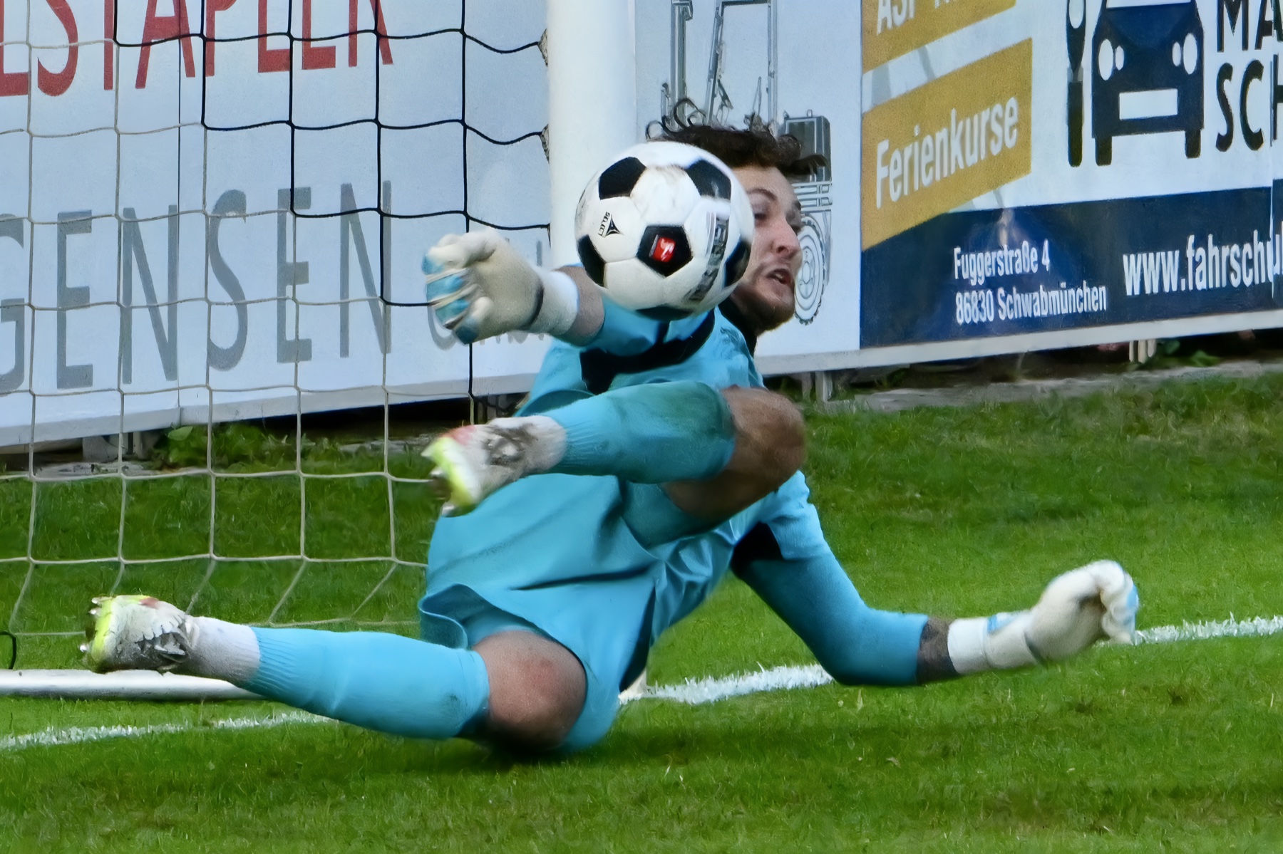TSV-Keeper Leo Leimeister pariert im Elfmeterschießen gegen den TSV Schwabmünchen