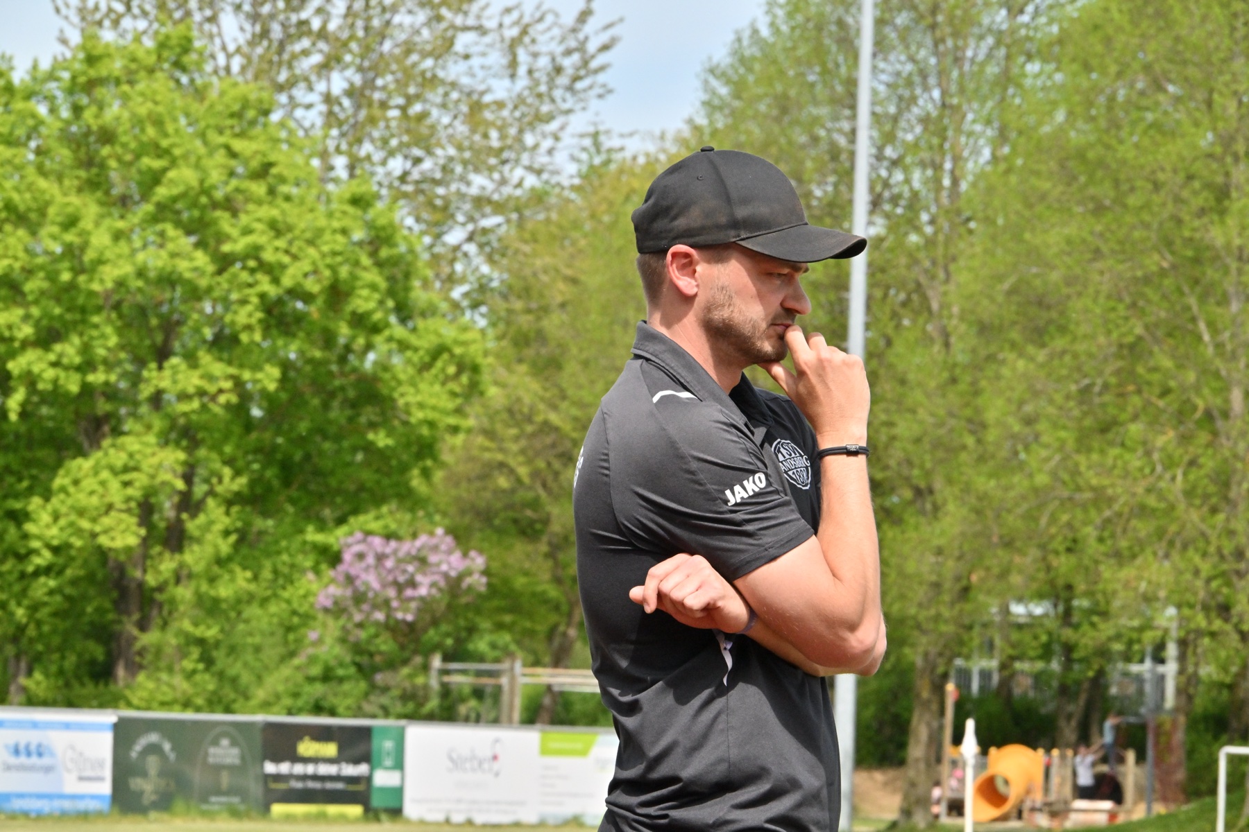 Mike Echter als Trainer des TSV Landsberg II am Spielfeldrand