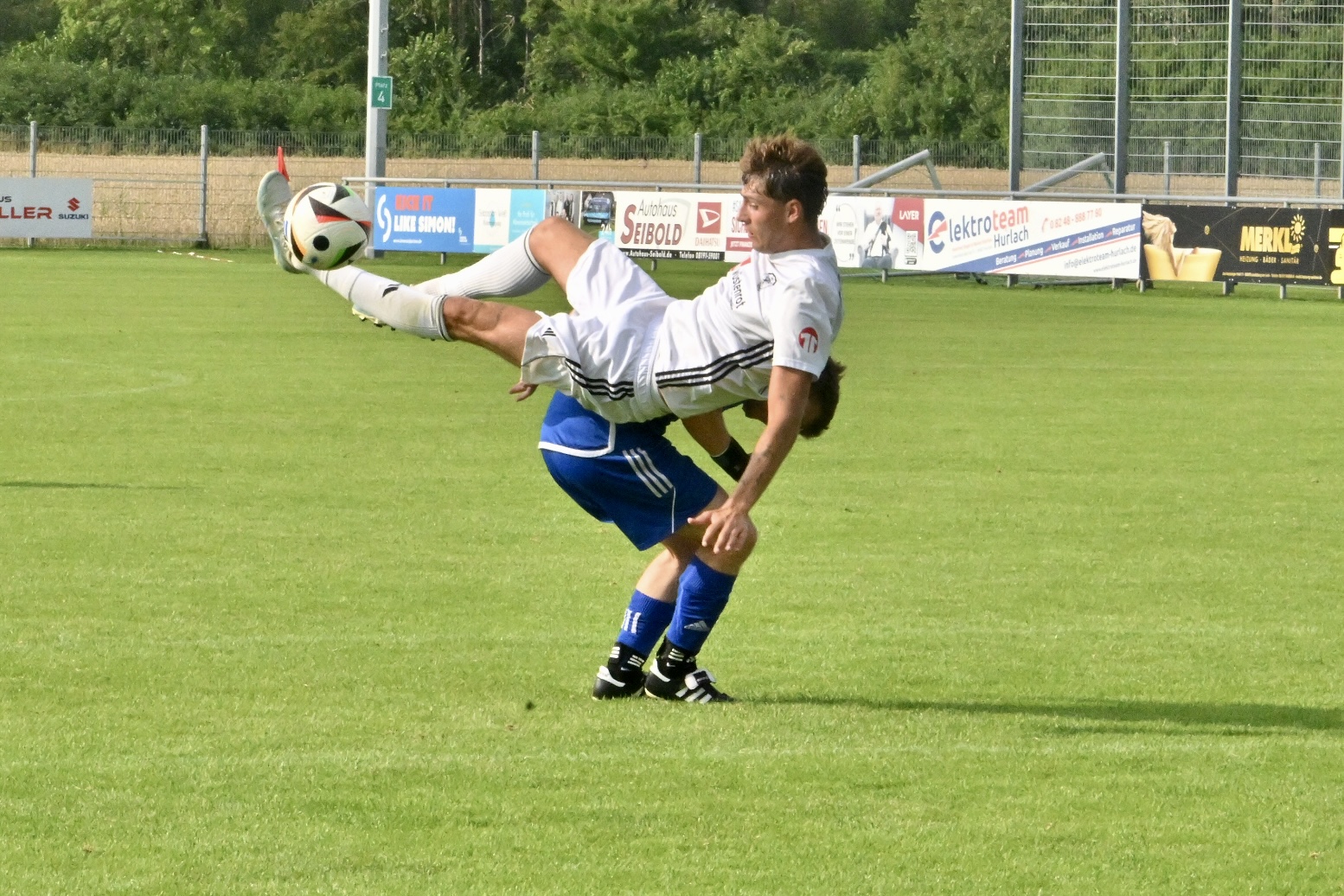Niki Neuhaus vom VfL Kaufering bleibt akrobatisch am Ball