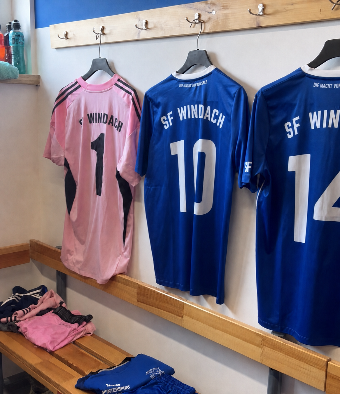 Blaue Trikots der Sportfreunde Windach in der Mannschaftskabine