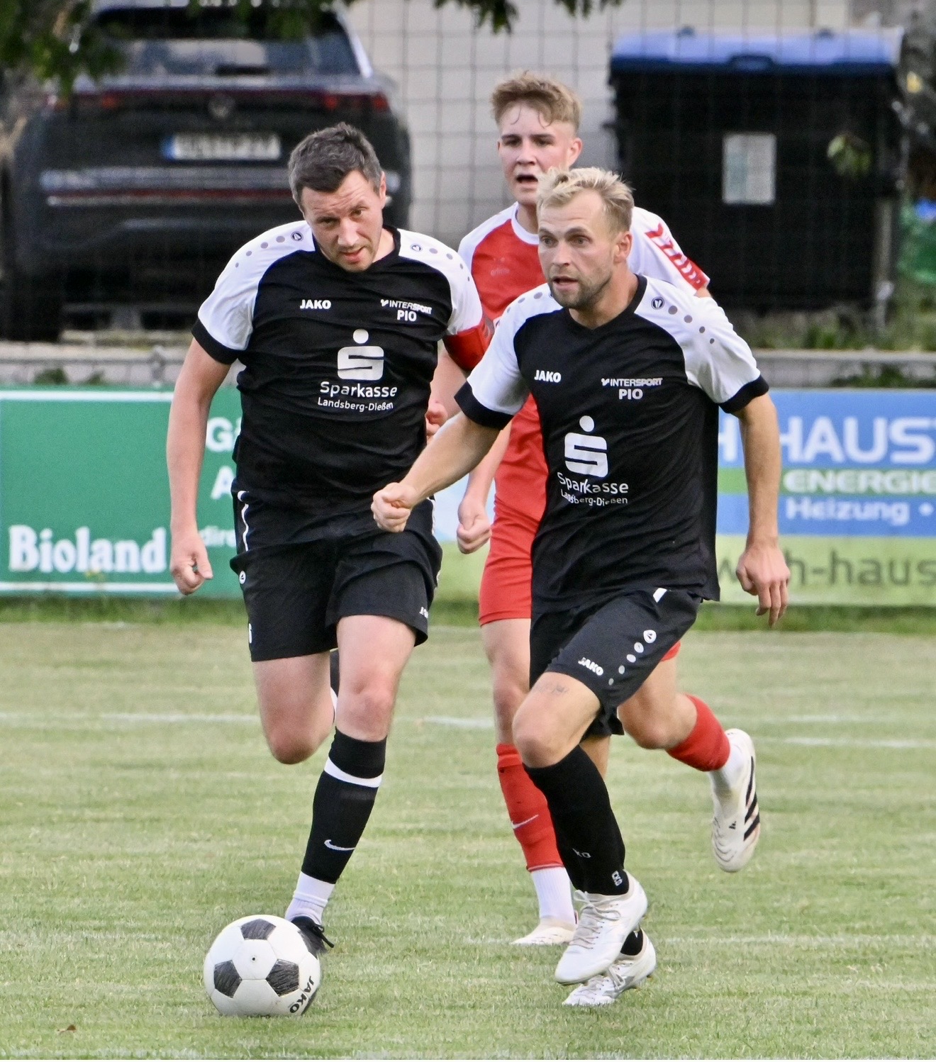 Kapitän Max Götzfried und Tobi Süß vom SV Igling