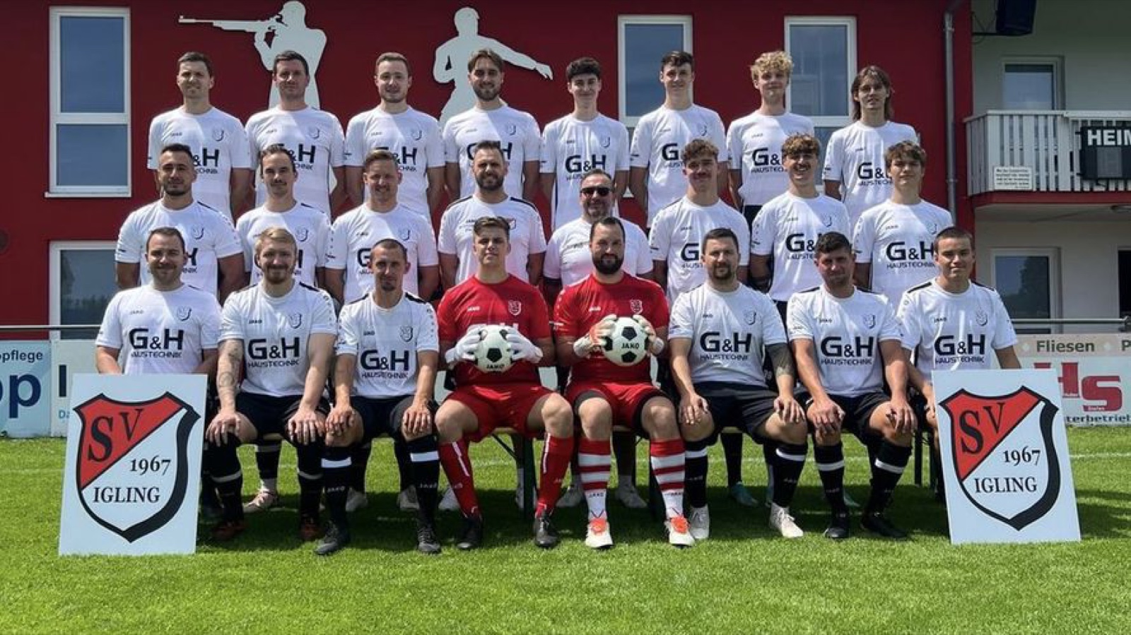 Die Mannschaft des SV Igling vor dem Vereinsheim