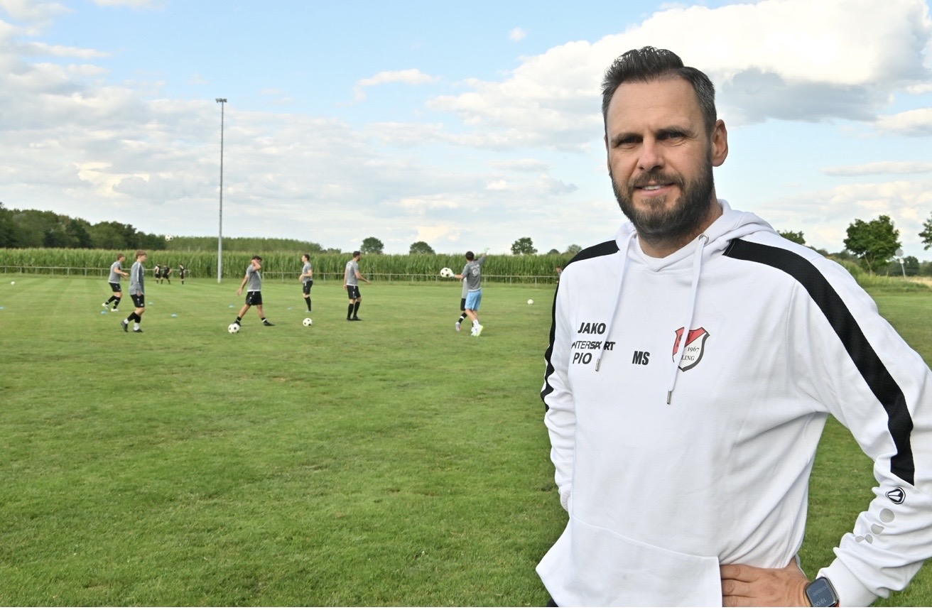 Trainer Michael Stengelmair am Trainingsplatz des SV Igling
