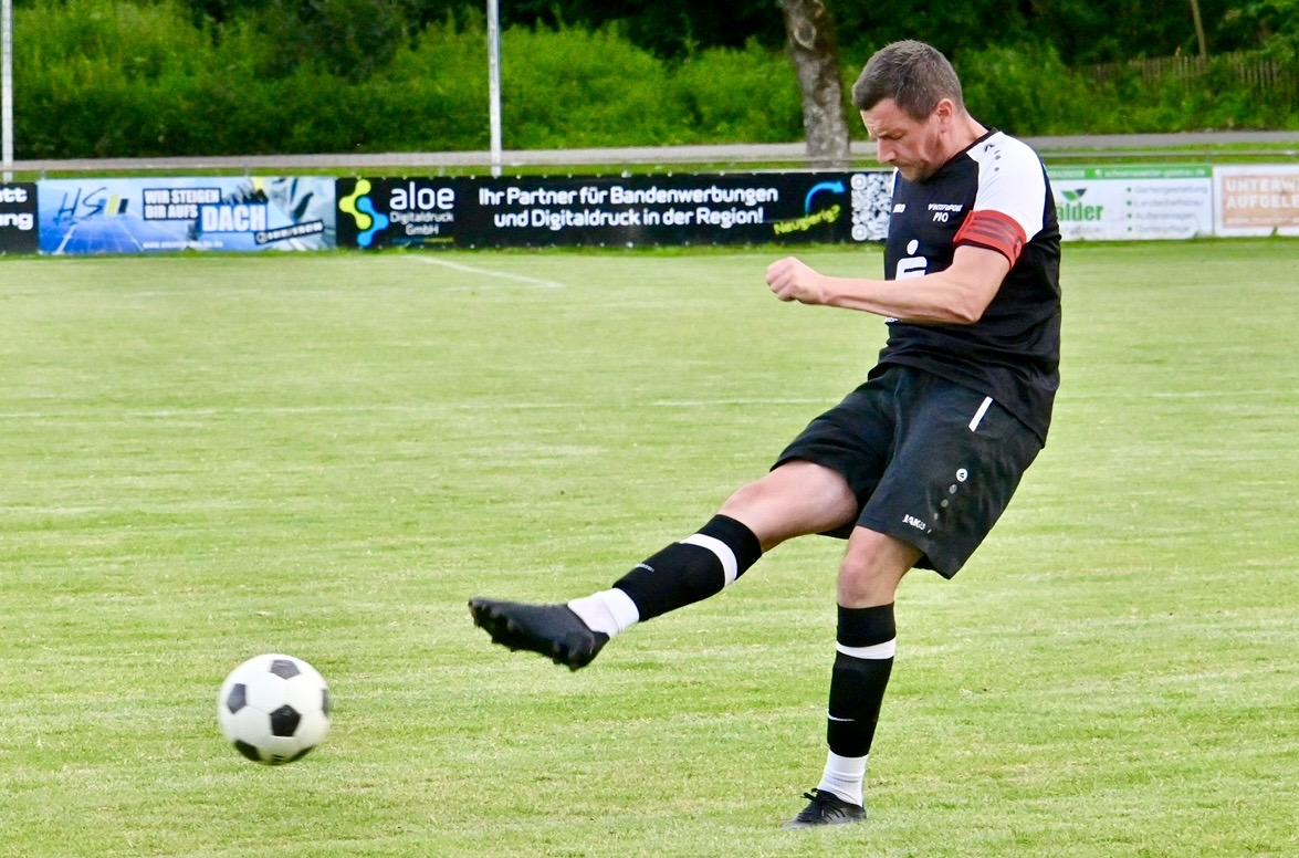 Kapitän Max Götzfried vom SV Igling beim Torschuss