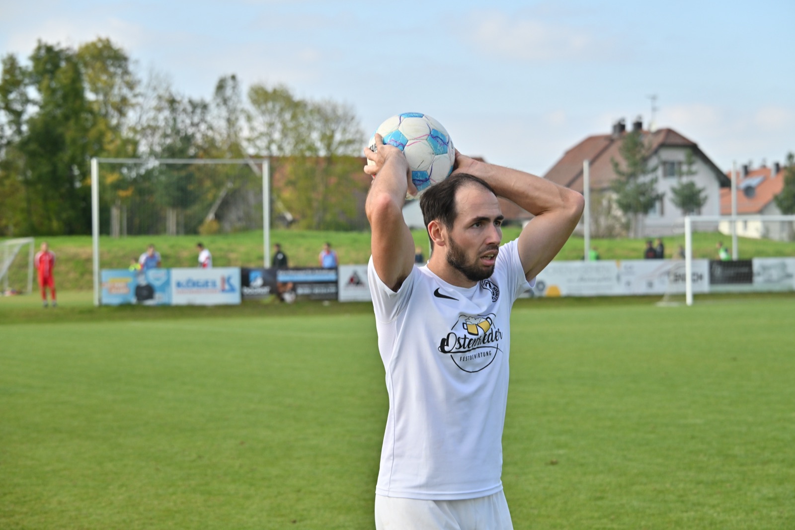 Tobias Toppa Ried vom VfL Denklingen beim Einwurf