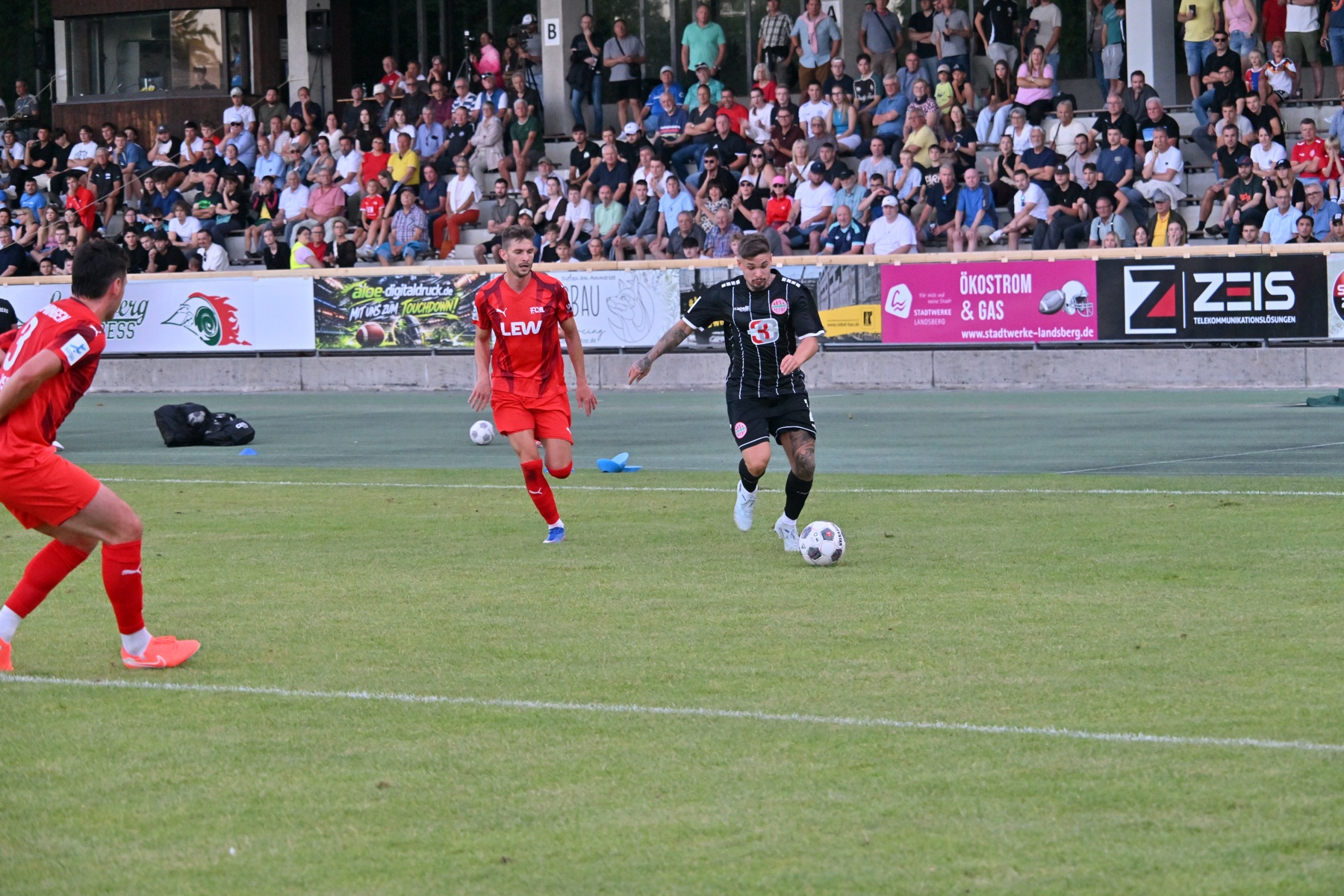 Spielszene des TSV Landsberg gegen den FC Memmingen vor gut gefüllter Tribüne