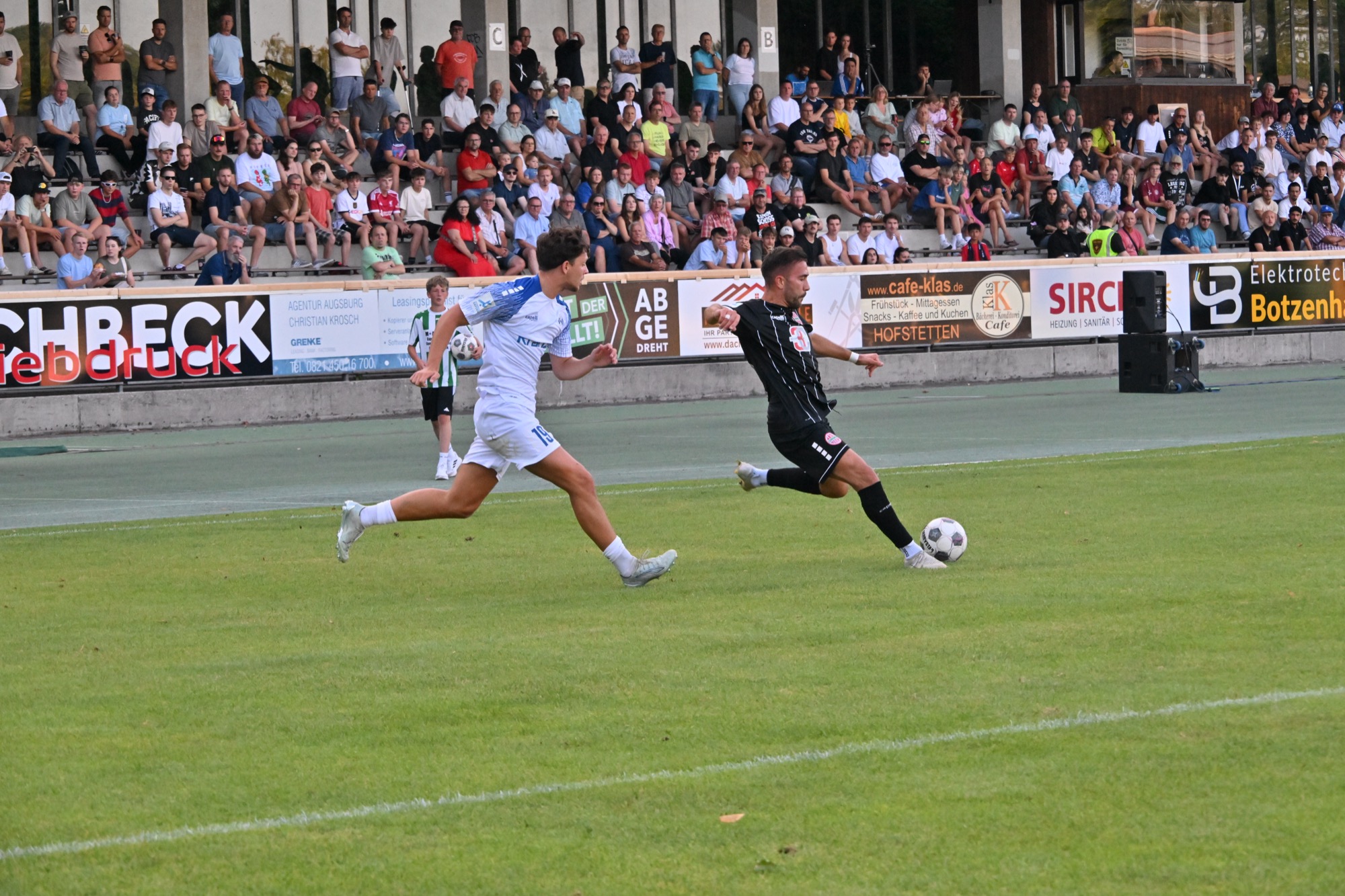Erneut eine tolle Kulisse im Landsberger Sportzentrum: 1033 Zuschauer sahen den ersten Regionalliga-Punkt des TSV. Foto: Thomas Ernstberger
