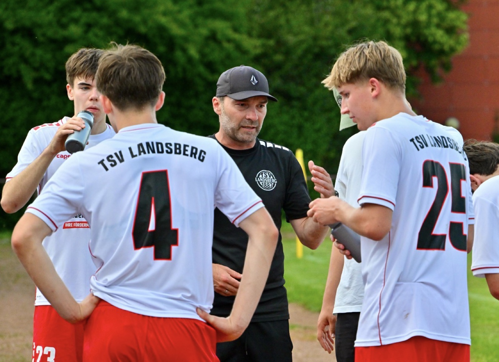Trainer Christian Ziegler mit Spielern der U19 des TSV Landsberg
