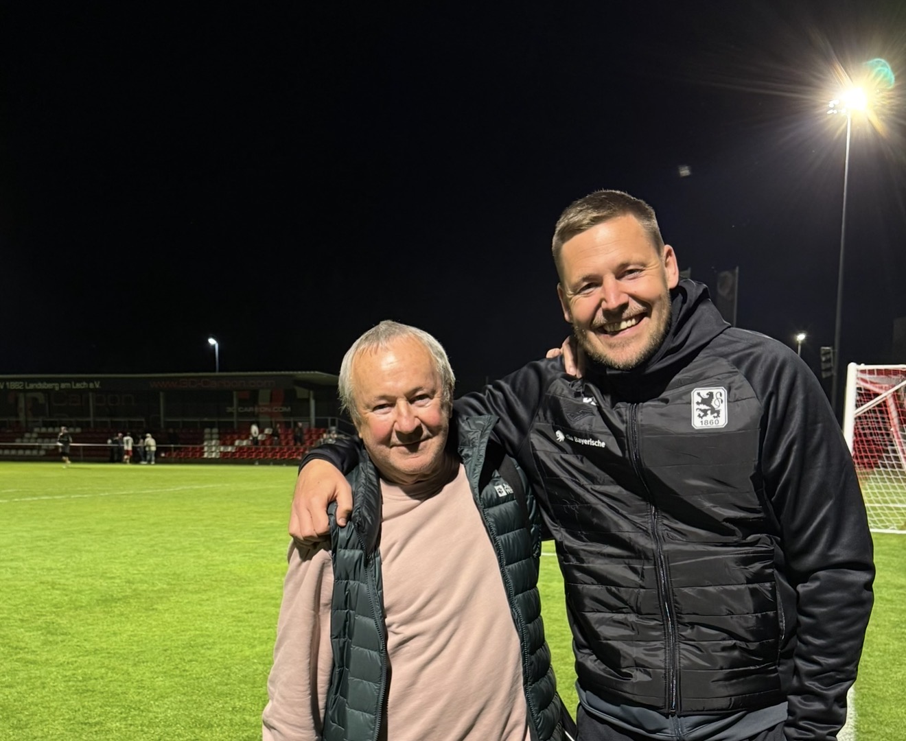 Vitus Eicher mit Reporter Thomas Ernstberger im Landsberger Sportpark
