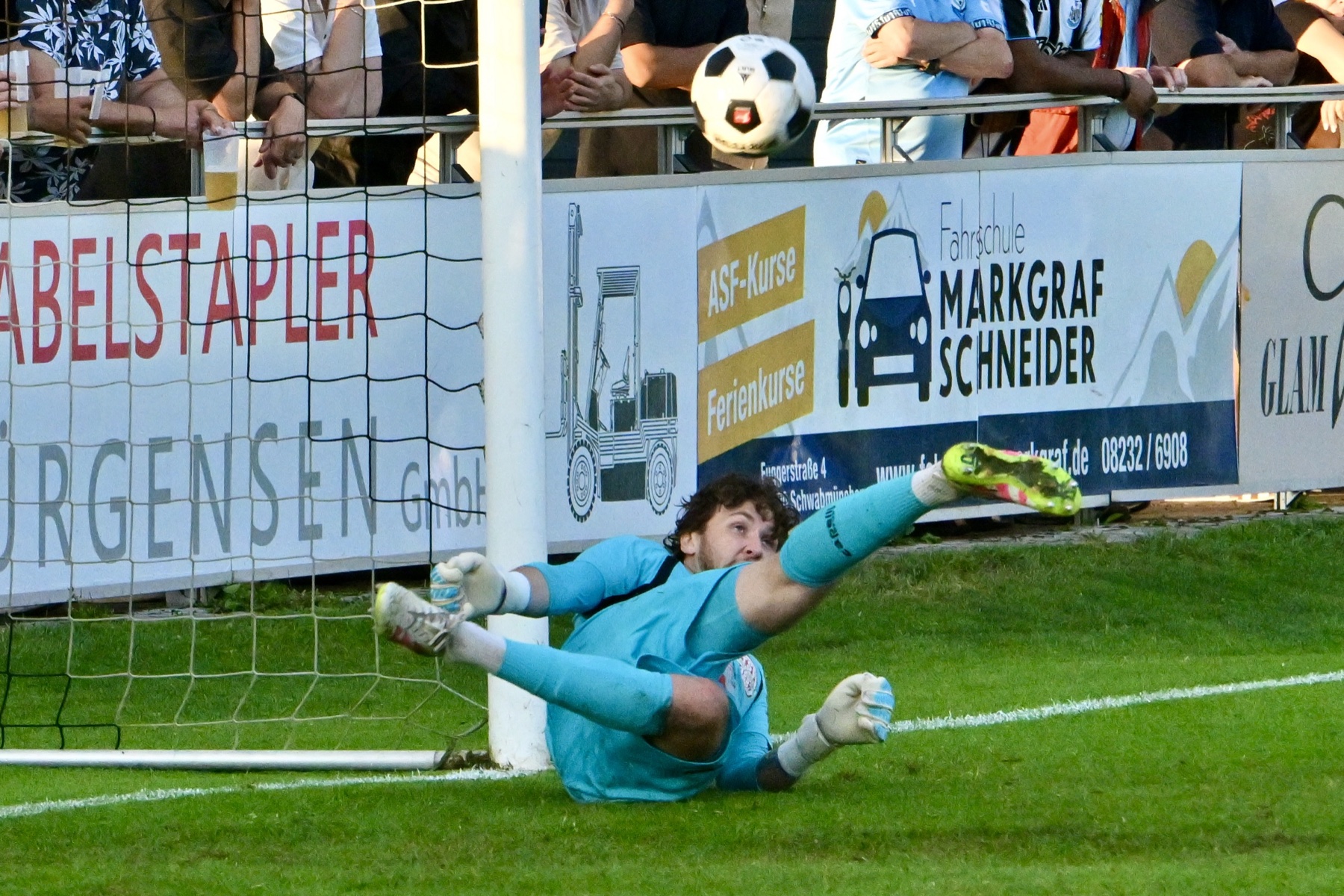 Leo Leimeister fliegt beim Elfmeterschießen dem Ball hinterher