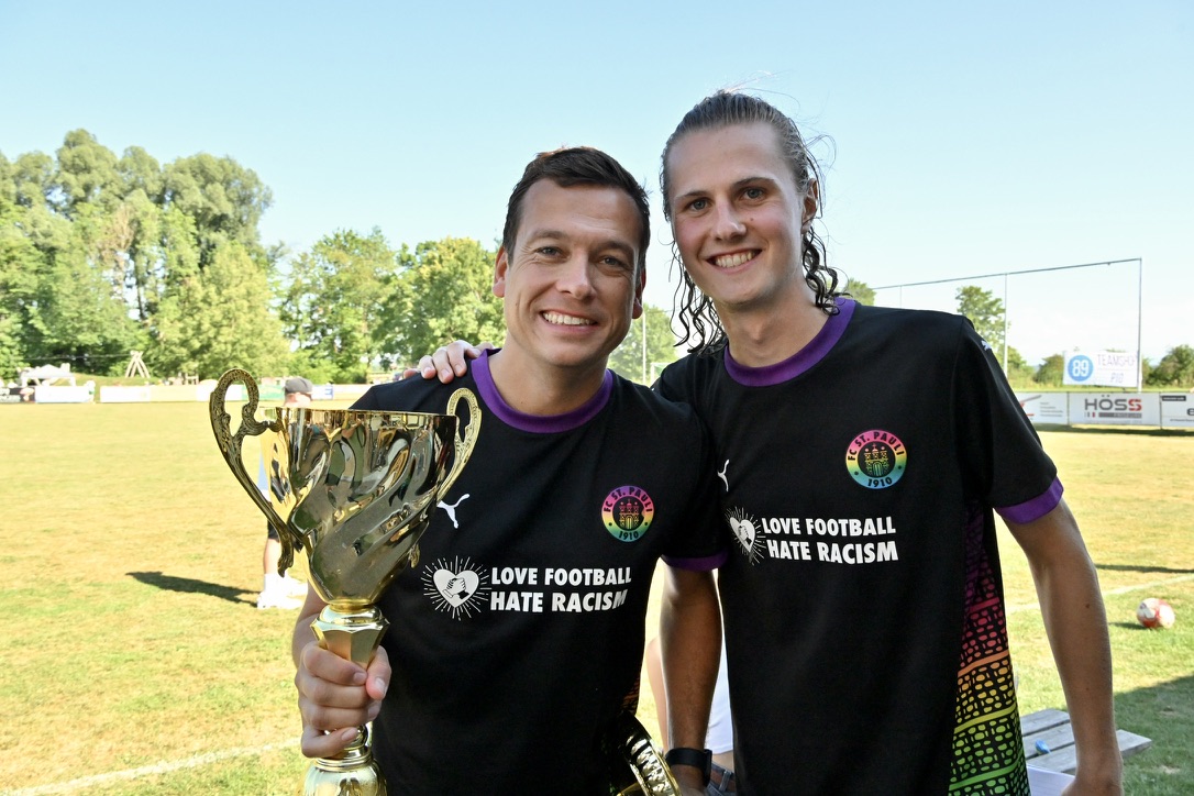 Adrian Büchelmaier und Michael Gohl vom FC St. Pauli mit dem Pokal