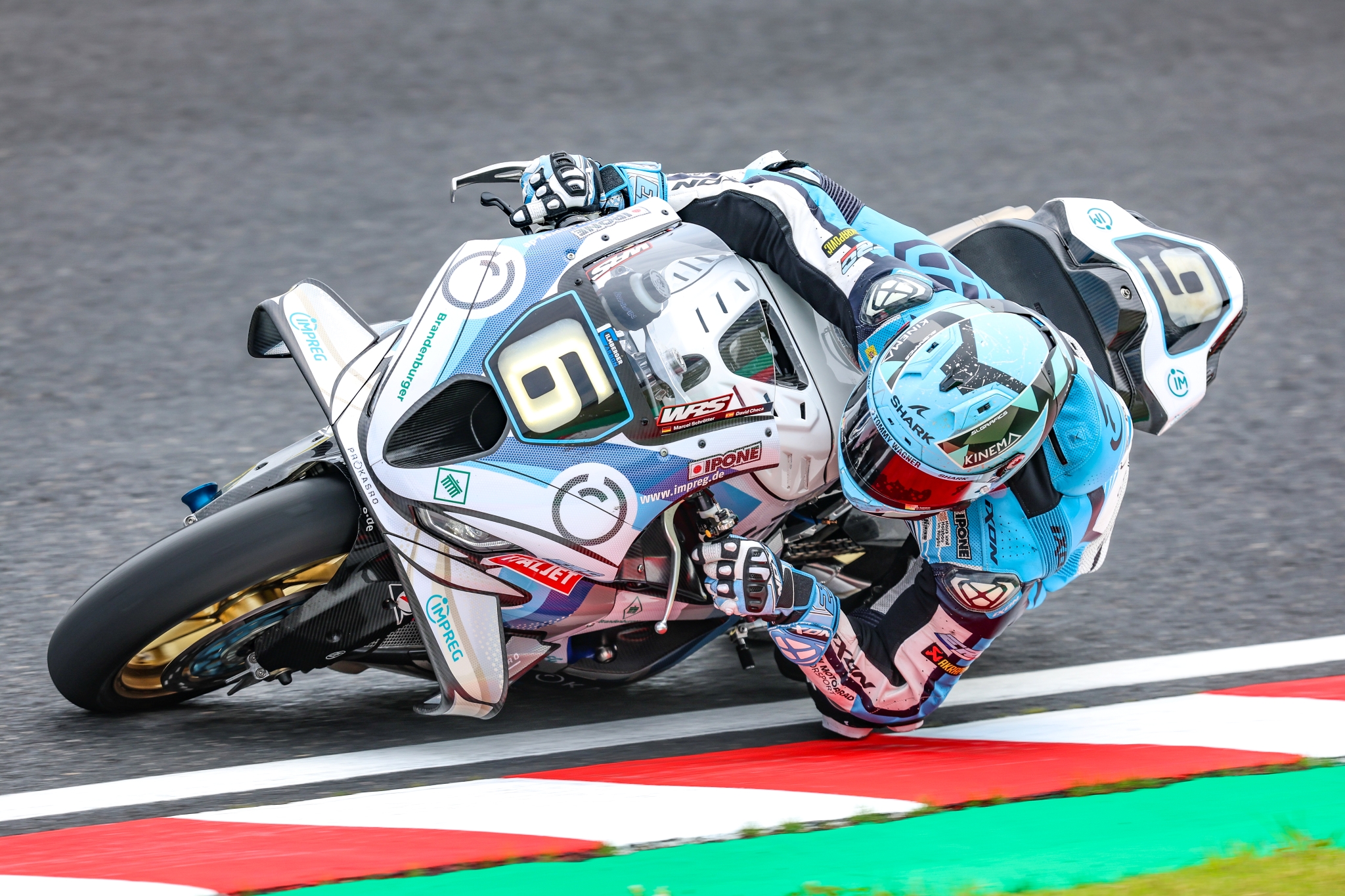 Motorrad-Profi Marcel Schrötter in voller Schräglage auf der Rennstrecke