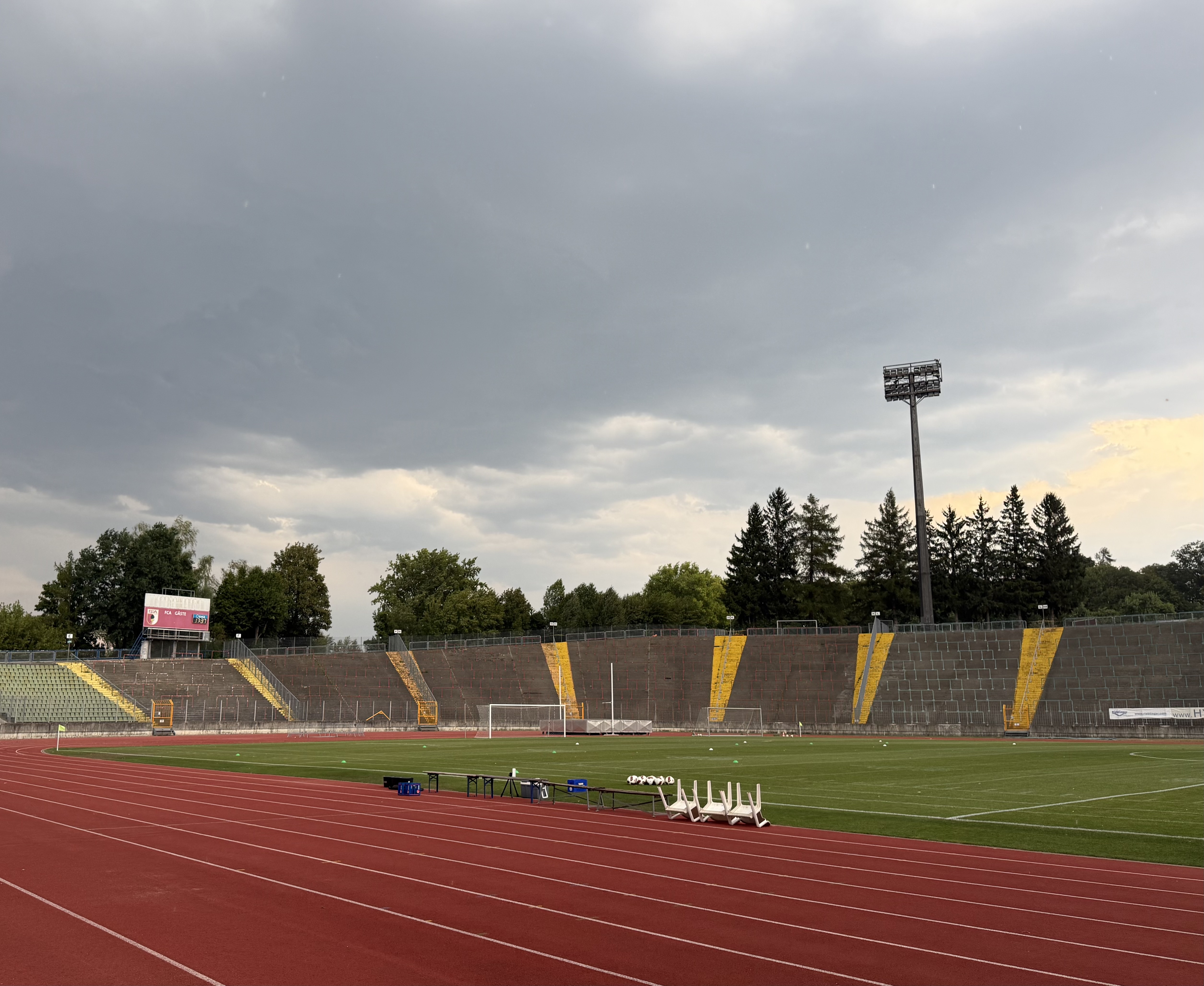 Dunkle Wolken über der Rosenau