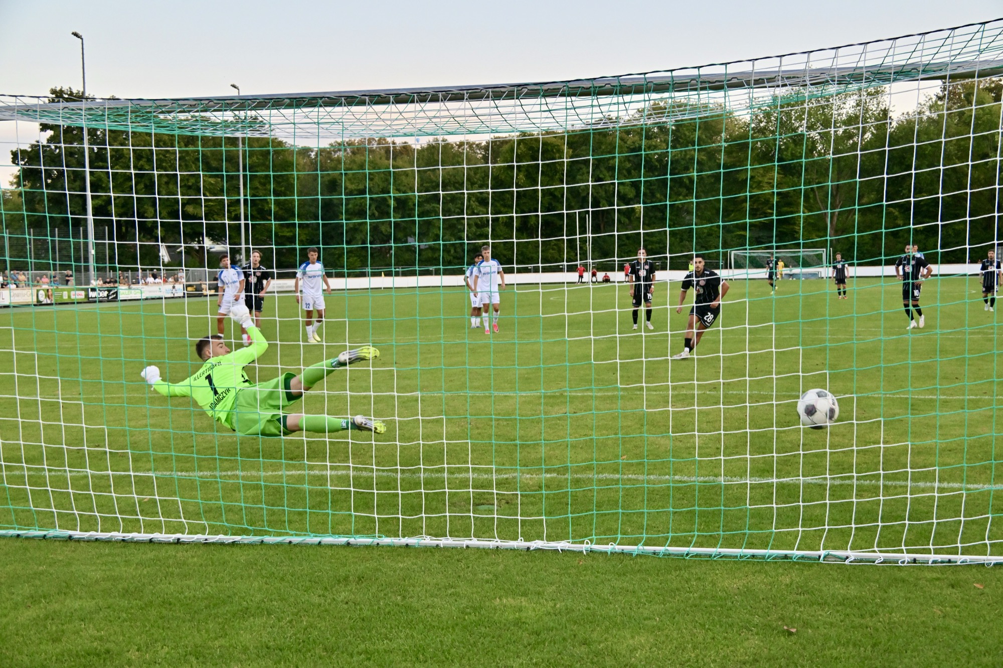 Halit Yilmaz verwandelt den Elfmeter zur 2:1-Führung des TSV Landsberg